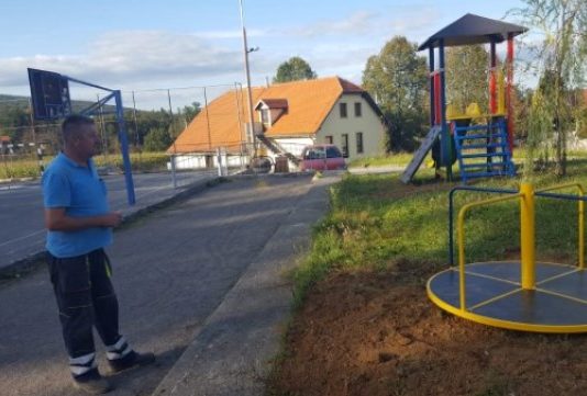 Dječje igralište u Desmericama
