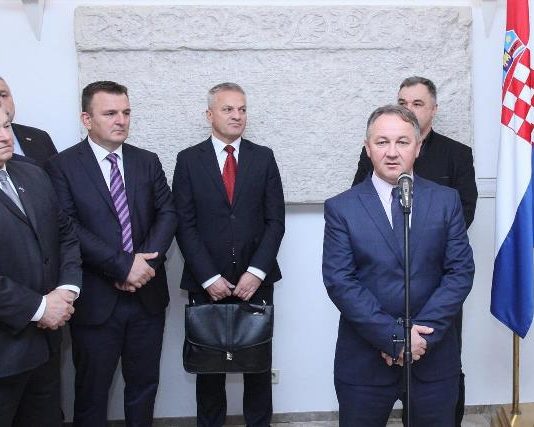 U Saboru postavljena izložba “Vukovar – Škabrnja – Dan sjećanja na žrtve velikosrpske agresije”