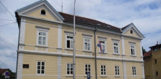 Policija istražuje grafite na staklenim stijenama autobusnog stajališta u Ogulinu