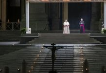 Papa na Trgu sv. Petra u Rimu predvodio Križni put