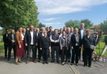 Izaslanstva Županijske i Gradske organizacije HDZ-a Karlovačke županije i Grada Karlovca, zapalili su danas svijeće i položili vijenac povodom Dana državnosti Republike Hrvatske.
