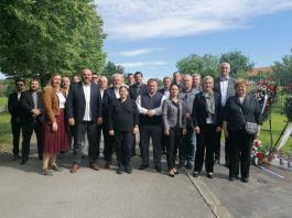 Izaslanstva Županijske i Gradske organizacije HDZ-a Karlovačke županije i Grada Karlovca, zapalili su danas svijeće i položili vijenac povodom Dana državnosti Republike Hrvatske.