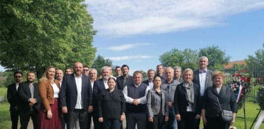 Izaslanstva Županijske i Gradske organizacije HDZ-a Karlovačke županije i Grada Karlovca, zapalili su danas svijeće i položili vijenac povodom Dana državnosti Republike Hrvatske.
