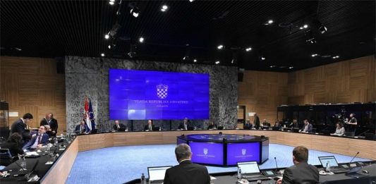 Povećana naknada roditeljima njegovateljima za 1.500 kuna, učenicima dodatni rokovi za prelazak u viši razred