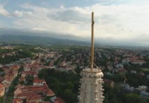 Postavljen križ na južni toranj zagrebačke katedrale