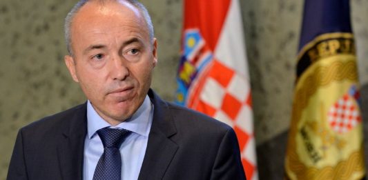 Damir Krstičević vratio je Hrvatskoj vojsci čast i ponos. Nije on političar na kakve smo navikli, on je u prvom redu čovjek i vojnik