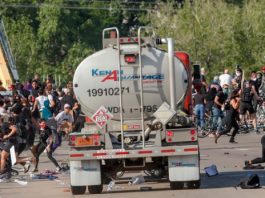 Kamion cisterna naletio na prosvjednike u Minneapolisu