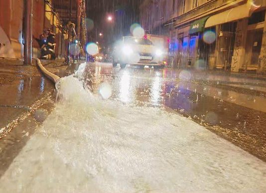 Zagrepčanka spasila čovjeka u Miramarskoj: Auto je tonuo, a vrata se nisu mogla otvoriti