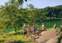Vrijedni članovi Zavičajnog kluba Trošmarija nastavljaju s uređenjem kupališta