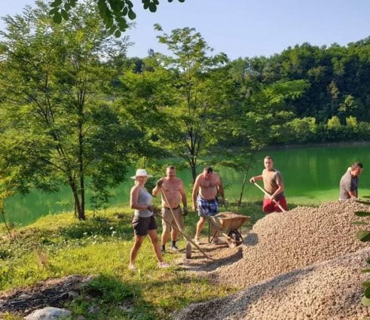 Vrijedni članovi Zavičajnog kluba Trošmarija nastavljaju s uređenjem kupališta