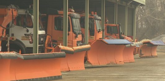 Zimski uvjeti na većini cesta u G. kotaru i Lici, olujni vjetar zatvara ceste