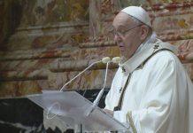 Papa Franjo na ponoćki pozvao na pomoć siromašnima