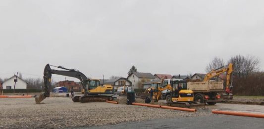 Unatoč snijegu i kiši radovi u Petrinji ne prestaju