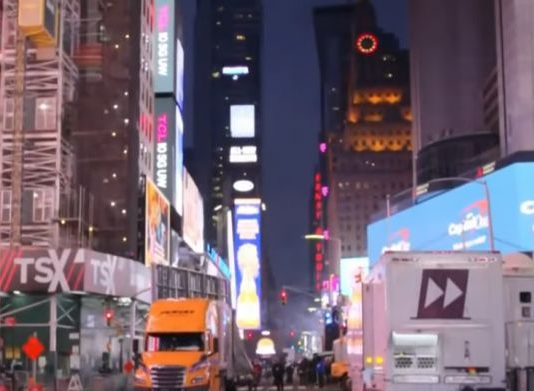 Svijet tiho ušao u 2021.: Malo ljudi na Times Squareu, puste Elizejske poljane..