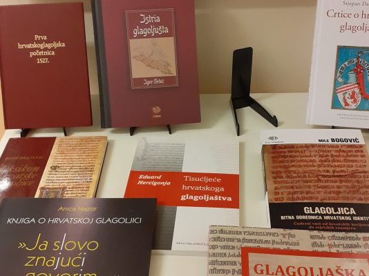 Izložba knjiga u gradskoj knjižnici Ogulin: Glagoljica – bitna odrednica hrvatskog identiteta