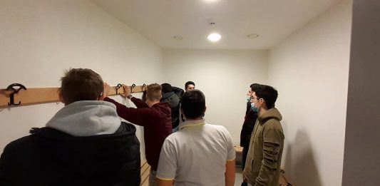 Učenici Obrtničke i tehničke škole Ogulin izradili klupe i vješalice za garderobe plesne dvorane Pučkog učilišta Ogulin