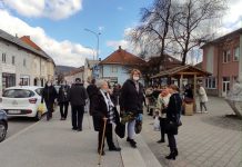 Članice ZŽ HDZ-a ususret Cvjetnici podijelile maslinove grančice