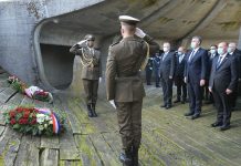 Plenković položio vijenac u Jasenovcu povodom 76. obljetnice proboja posljednjih zatočenika iz logora.