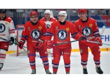 Putin igrao hokej na ledu na prvom svečanom događaju od početka pandemije