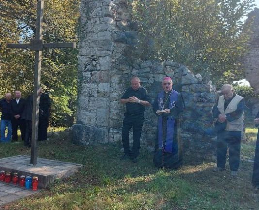 Biskup Križić predslavio blagdan sv. Mihovila u Kamenici i molitvu kod ostataka srušene crkve sv. Mihovila
