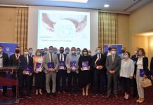 Aladrović uručio ugovore za školsku prehranu za siromašnu djecu