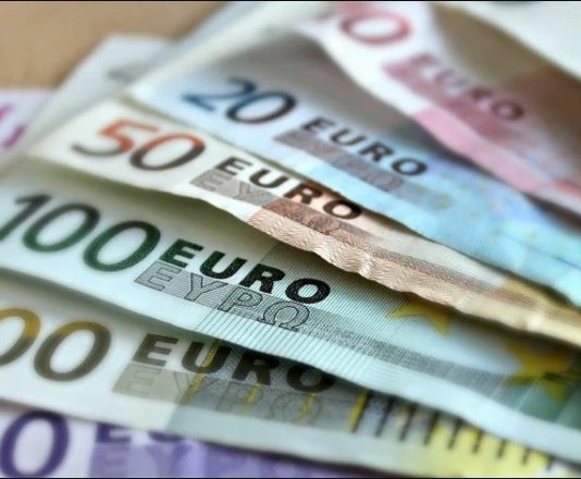 Građani u banke zbog uvođenja eura donose sve više novca ‘iz madraca’, depoziti nabujali na gotovo 400 milijardi kuna!