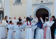 U pripremi fotomonografija “Alaj, o Božiću, jedan u godini” Nikoline Luketić Delija, umjetničke voditeljice KUD-a Klek Ogulin