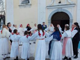 U pripremi fotomonografija “Alaj, o Božiću, jedan u godini” Nikoline Luketić Delija, umjetničke voditeljice KUD-a Klek Ogulin