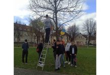 Ogulinski učenici ukrasili Park kralja Tomislava šarenim uskrsnim ukrasima