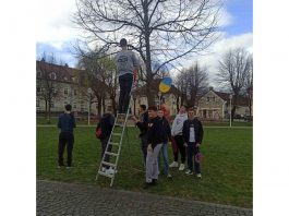 Ogulinski učenici ukrasili Park kralja Tomislava šarenim uskrsnim ukrasima