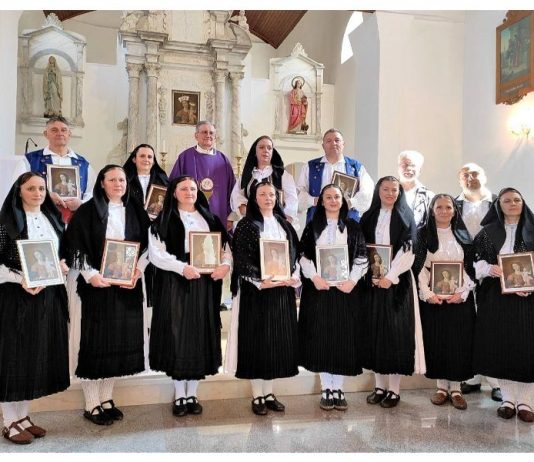 Vokalni ansambl KUD-a „Klek“ održao korizmene koncerte u Drnišu i Oklaju