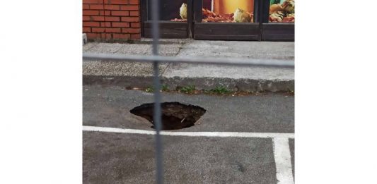 U naselju Ive Marinkovića otvorila se rupa u kolniku