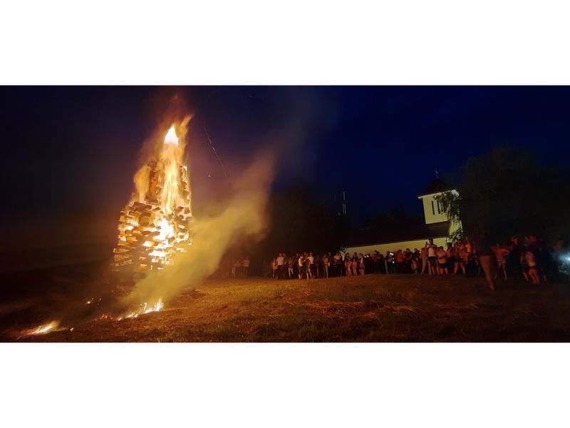 u desmericama upaljen ivanjski krijes
