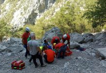 Šest članova HGSS Ogulin sudjelovalo u akciji spašavanja 3 osobe ispod Anića Kuka