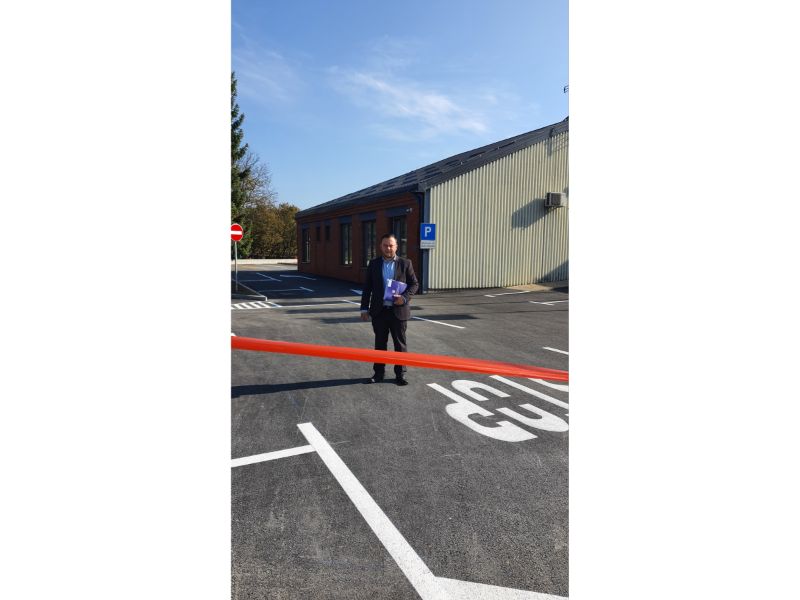 pored zgrade Općine Josipdol