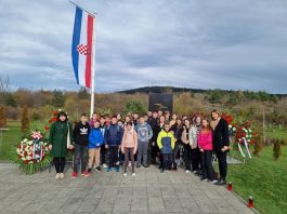 Učenici Prve osnovne škole i OŠ Ivane Brlić-Mažuranić odali počast žrtvama Saborskog