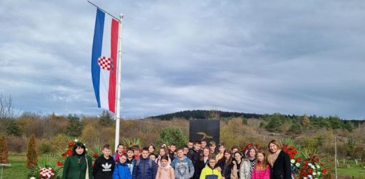 Učenici Prve osnovne škole i OŠ Ivane Brlić-Mažuranić odali počast žrtvama Saborskog