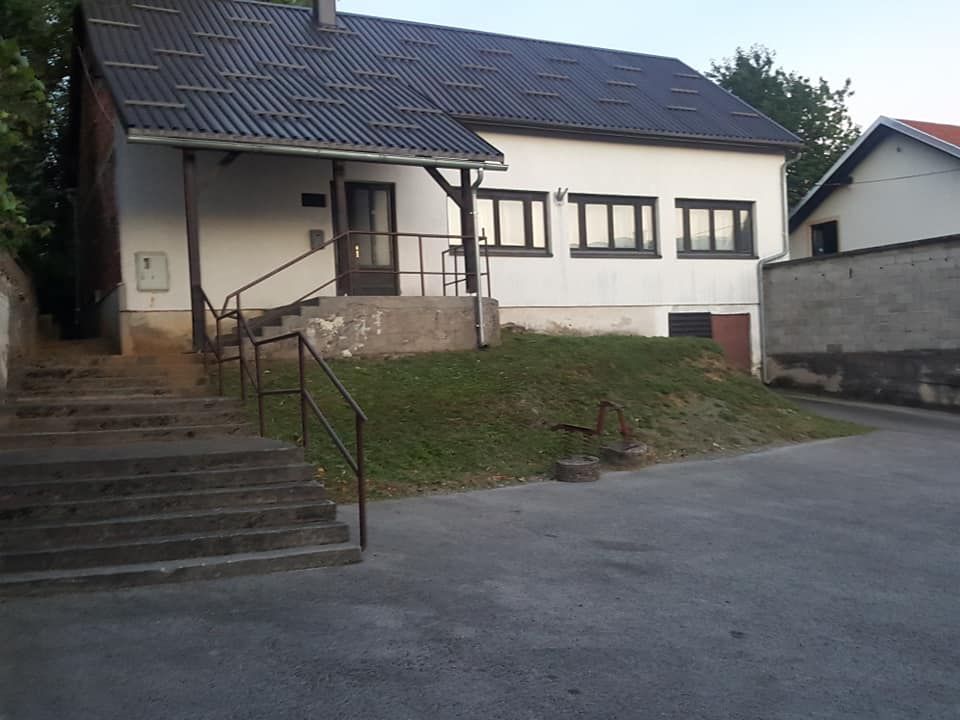 kićenje bora ispred Doma Sv. Jakov