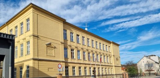 Ogulinski HDZ se pita – IMA LI GRAD OGULIN – GRAD PRIJATELJA DJECE 90.000,00 KN DA OSLOBODI RODITELJE PLAĆANJA PRODUŽENOG BORAVKA U OSNOVNIM ŠKOLAMA?