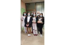 Učenici Osnovne škole Ivane Brlić Mažuranić darivali knjige i slikovnice dječjem odjelu ogulinske bolnice.