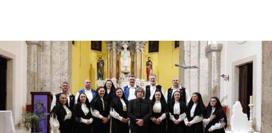 Vokalni ansambl KUD-a Klek u Drnišu na Večerima pasionske baštine