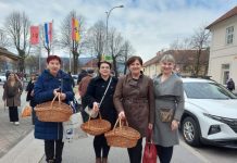 “Katarine”, tj. članice Zajednice žena HDZ-a “Katarina Zrinski” ususret Cvjetnici podijelile su maslinove grančice građanima.