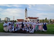 Nakon izvrsnog nastupa na županijskoj smotri dječji ansambl KUD-a Klek ide dalje u Vinkovce