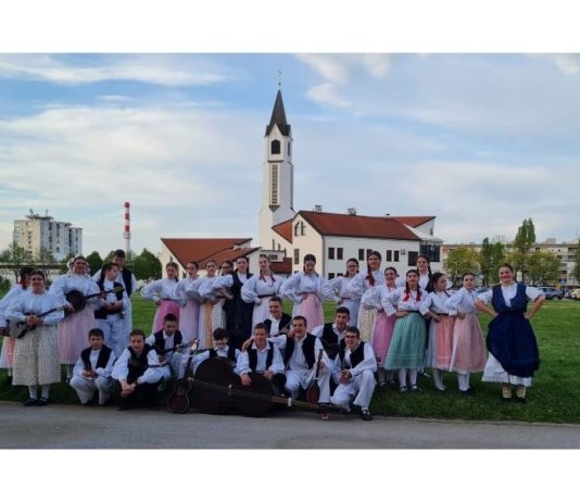 Nakon izvrsnog nastupa na županijskoj smotri dječji ansambl KUD-a Klek ide dalje u Vinkovce