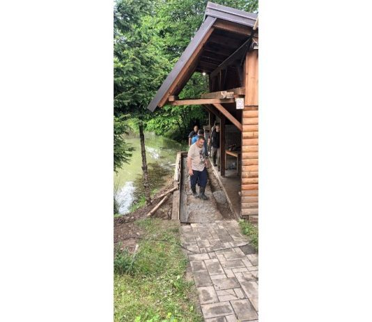 Mještani Lomosta radno proveli vikend postavljajući ogradu na izletištu Močilo