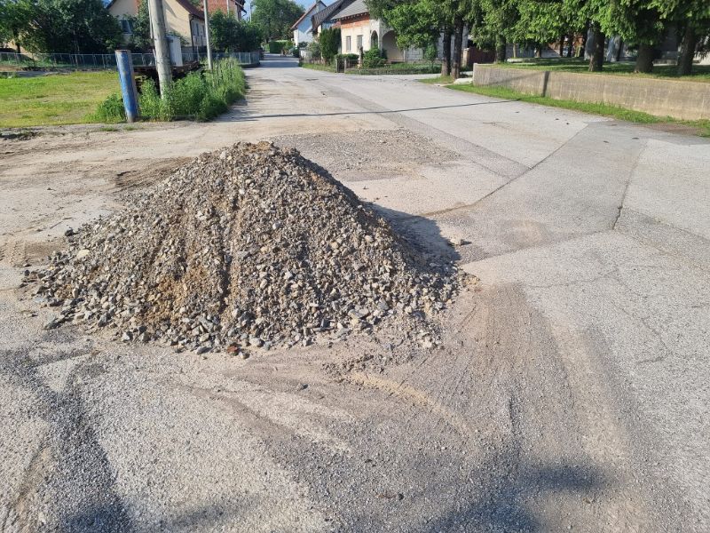 stanje kolnika u Kalcima