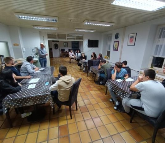 Predavanje brigadira Zorana Lipošćaka u Učeničkom domu o 143.