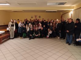 Uz božićne pjesme mještani MO Sv. Jakov okitili bor