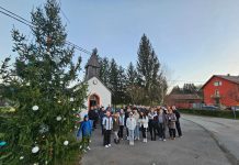 Mještani MO Ribarići uz druženje okitili bor kod kapelice Presvetog Srca Isusova