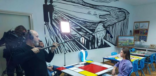 HTV snimio prilog o oslikanim klupama u učionici Likovne umjetnosti Gimnazije Ogulin
